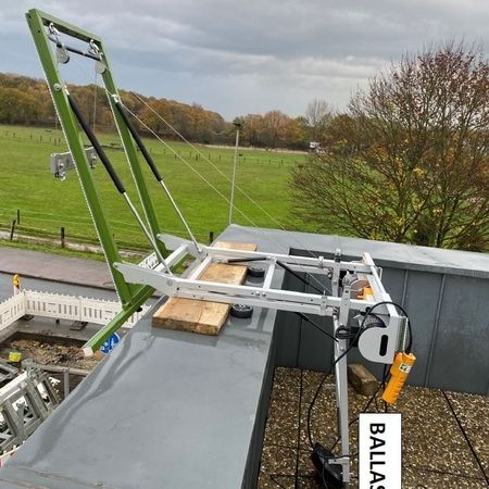 Balcony lift mini Flipper (version 2022) with ballast firmly lashed to the machine