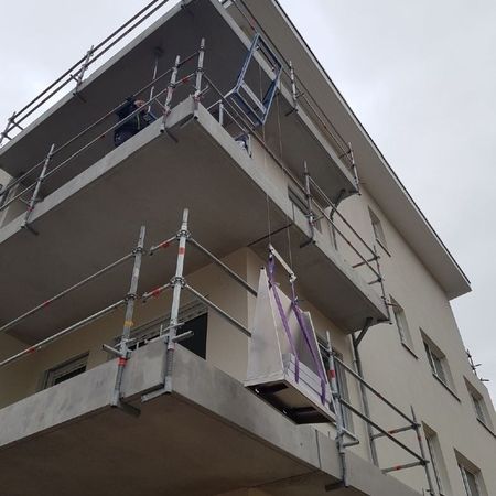 Balcony lift mini Flipper 150 with ceiling supports installed For transporting tiles