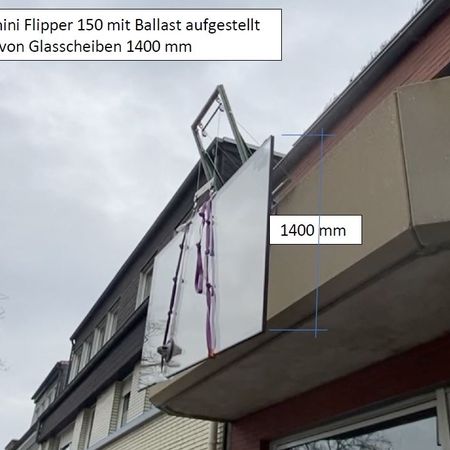 Balcony lift mini Flipper 150 set up with ballast Max. Height of glass panes 1400 mm