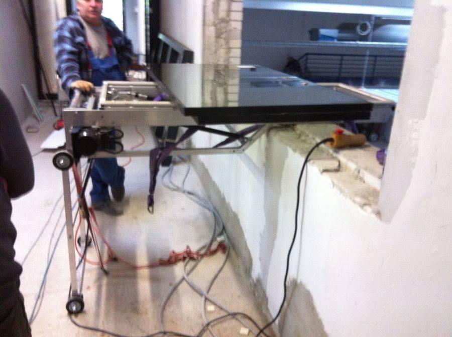 Instalación de ventanas en una nave comercial
