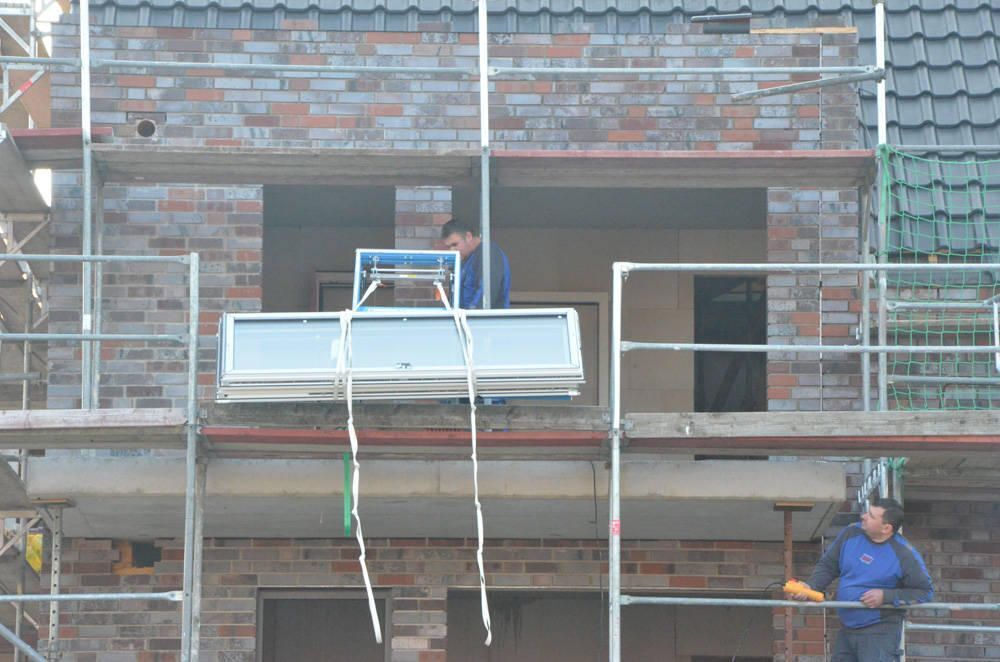 Dørkarmen til balkonen er trukket over stilladset